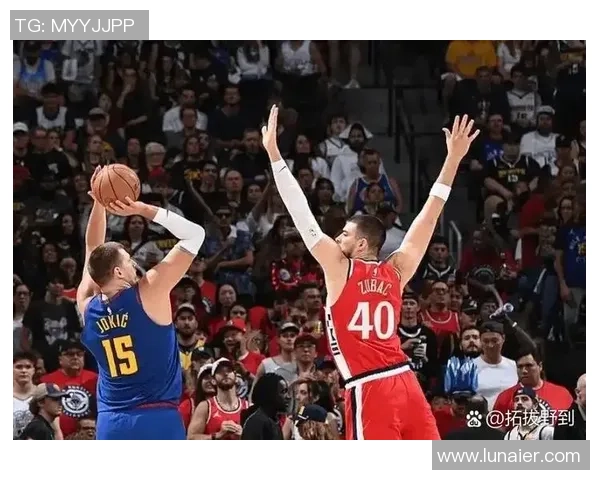 足球巨星赛后激动亲吻球迷引发全场热议温情瞬间感动无数人