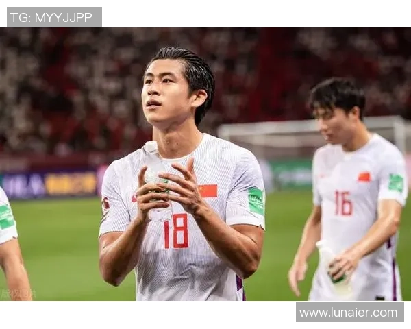 足球星卡揭秘：切开材料内部的神秘构造与独特设计分析