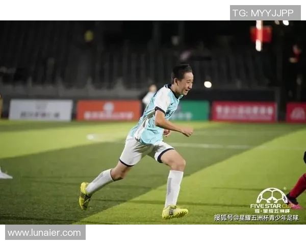 长发男足球星风采展现 释放赛场激情与力量的完美结合